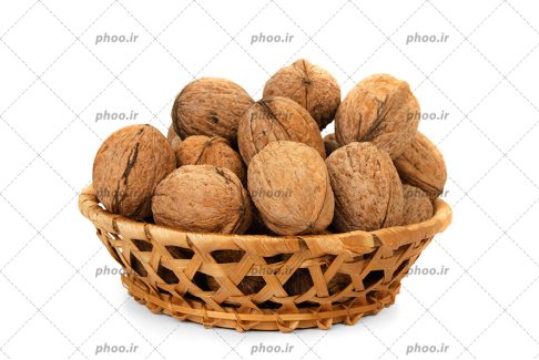 عکس با کیفیت گردو های تازه داخل سبد حصیری در بک گراند سفید