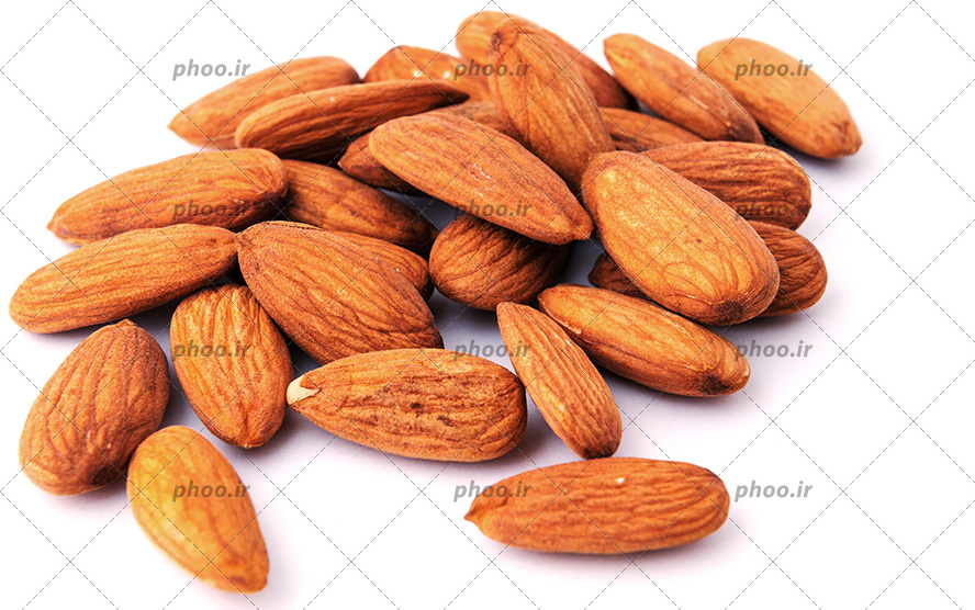 عکس با کیفیت بادوم های درختی مرغوب و تازه از نمای نزدیک در پس زمینه سفید