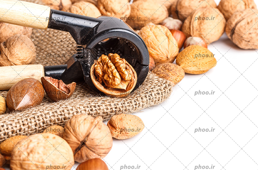 عکس با کیفیت آجیل مرغوب و تازه و فندوق شکن بر روی گونی کنفی