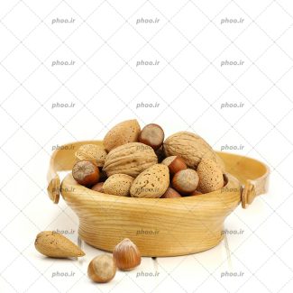 عکس با کیفیت آجیل خوشمزه و تازه در ظرف چوبی زیبا در بک گراند سفید