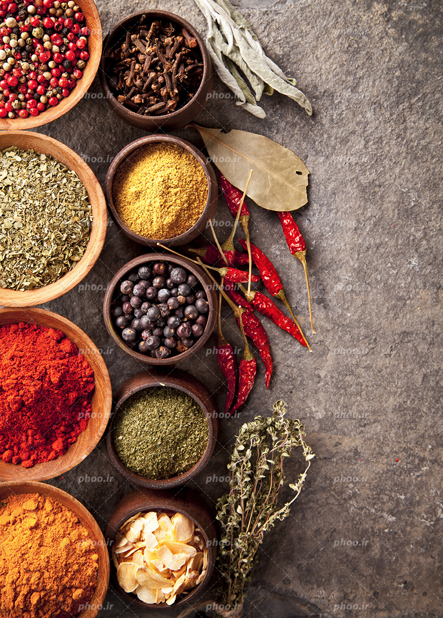عکس با کیفیت ظرف های کوچک و بزرگ سفالی پر شده از گیاهان دارویی و ادویه جات ها مثل زرد چوبه و میخک و پودر فلفل و برگ بوو قرار گرفته در کنار یکدیگر