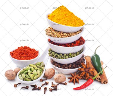 عکس با کیفیت خردل و زرد چوبه و هل و پودر فلفل قرمز و گیاهان دارویی داخل ظرف های چیده شده بر روی یکدیگر و چوب دارچین و فلفل سبز و جوز هندی در کنارش