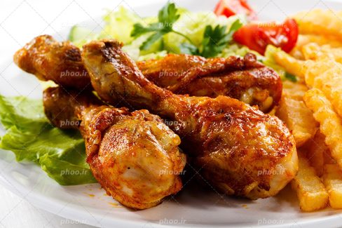 عکس با کیفیت سه پاچین در کنار سیب زمینی های سرخ شده و سبزیجات در ظرف چینی سفید