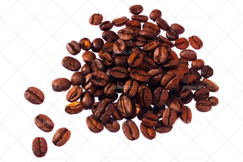 عکس با کیفیت دانه های تازه و خوش رنگ قهوه در پس زمینه سفید