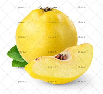 عکس با کیفیت یک قاچ کوچک از به در کنار به تازه و خوشمزه و دو برگ سبز در کنارش در بک گراند سفید