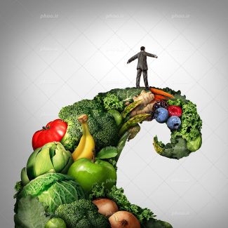 عکس با کیفیت مرد با کت شلوار ایستاده بر روی قله میوه و سبزیجات
