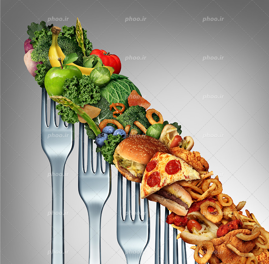 عکس با کیفیت چنگال های نقره ای به شکل پله در کنار یکدیگر و سبزیجات و فست فود بر روی چنگال ها