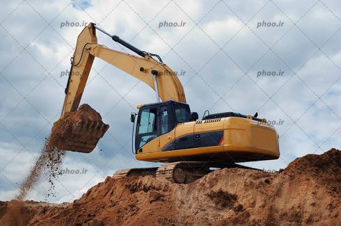 عکس با کیفیت ماشین لودر در حال خاک برداری و گود برداری زمین