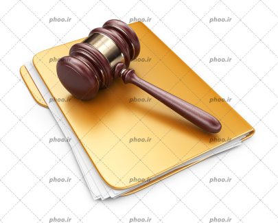 عکس با کیفیت چکش عدالت قرار گرفته بر روی پرونده با جلد طلایی رنگ در پس زمینه سفید