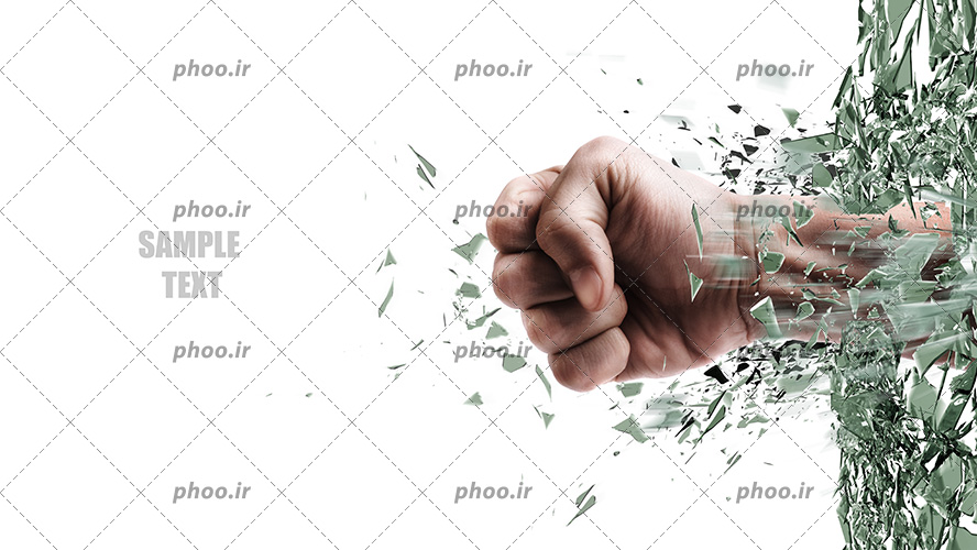 عکس با کیفیت مشت مرد در حال شکستن شیشه در پس زمینه سفید