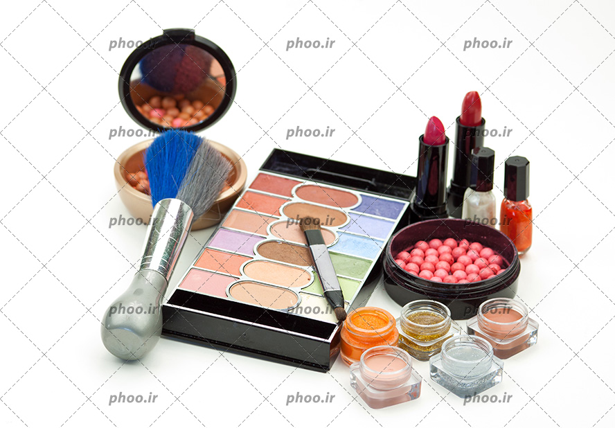 عکس با کیفیت رژ لب در کنار رژگونه و سایه چشم و لاک های خوش رنگ در کنار یکدیگر در پس زمینه سفید