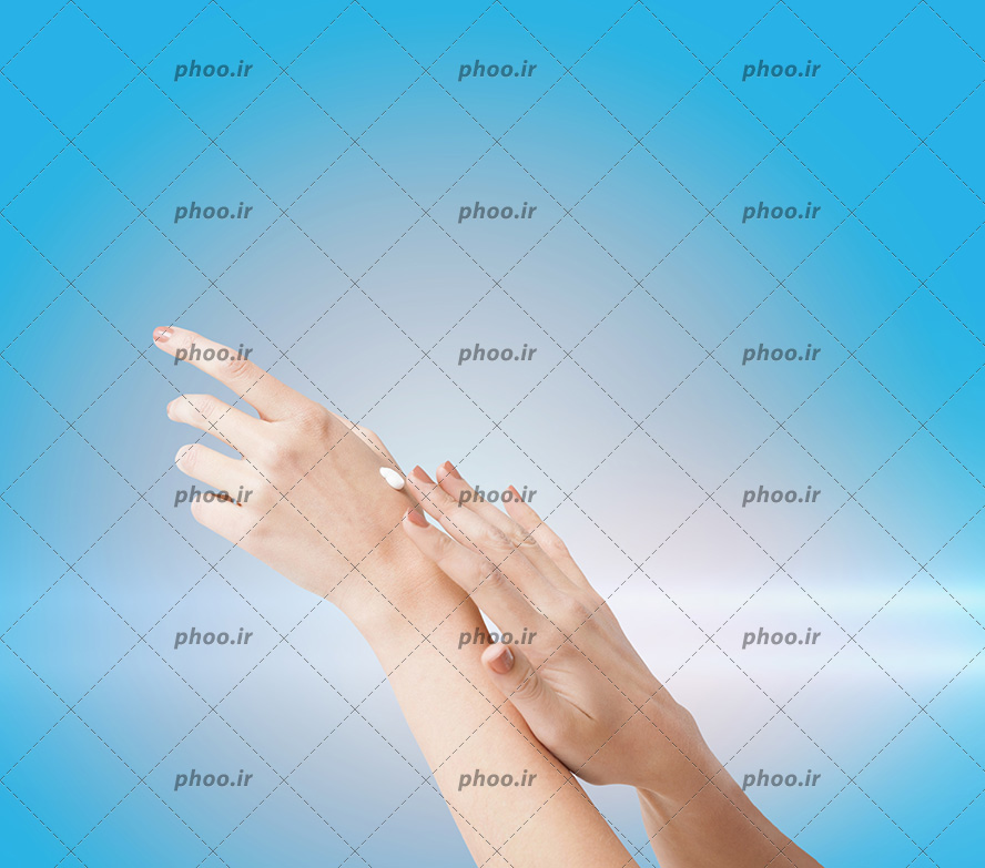 عکس با کیفیت دست های سفید و صاف زن قرار گرفته بر روی یکدیگر در پس زمینه آبی
