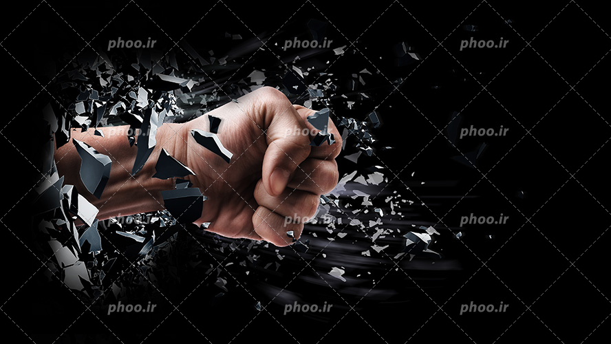 عکس با کیفیت شکستن دیوار مشکی با مشت قوی مرد