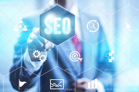 عکس با کیفیت مرد با کت شلوار در حال لمس مانیتور شیشه ای و انتخاب گزینه سئو