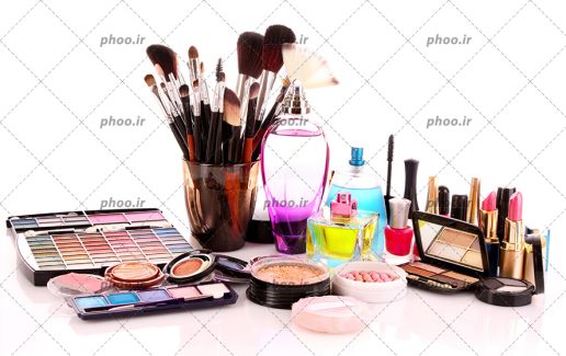 عکس با کیفیت انواع لوازم آرایشی و ادکلن و براش ها و لاک های مارک چیده شده در کنار یکدیگر