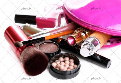 عکس با کیفیت کیف لوازم آرایش به رنگ صورتی و لوازم آرایش بیرون ریخته شده از کیف
