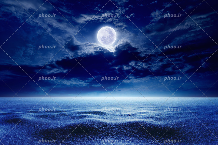 عکس با کیفیت ماه در آسمان شب و انعکاس تصویر ماه در دریا