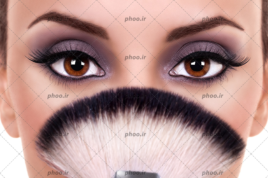 عکس با کیفیت براش در مقابل صورت زن و زن با چشم هایی زیبا به رنگ قهوه ای و با سایه چشم زیبا