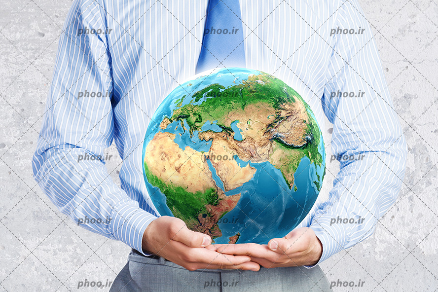 عکس با کیفیت کره زمین بزرگ در بغل مرد با پیرهن راه راه و کروات آبی