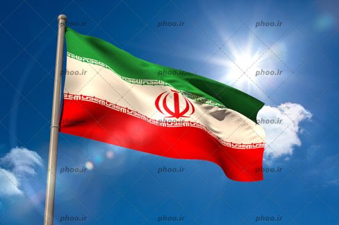 عکس با کیفیت پرچم ایران در حال تکان خوردن به دلیل وزش باد و در آسمان آبی و آفتابی