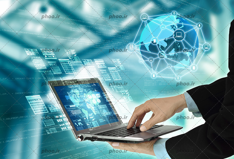 عکس با کیفیت مرد در حال کار کردن با لپ تاپ و کره زمین با کابل های نوری متصل به یکدیگر در کنار لپ تاپ