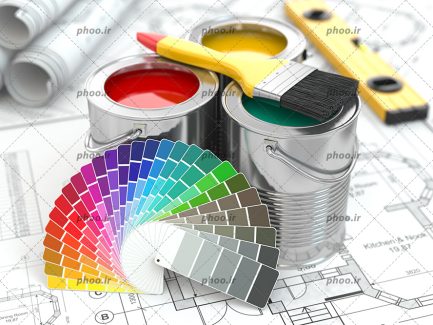 عکس با کیفیت چتکه رنگ بر روی قوطی های رنگ و جدول رنگ ها در کنار قوطی های قرار گرفته بر روی نقشه ساختمان