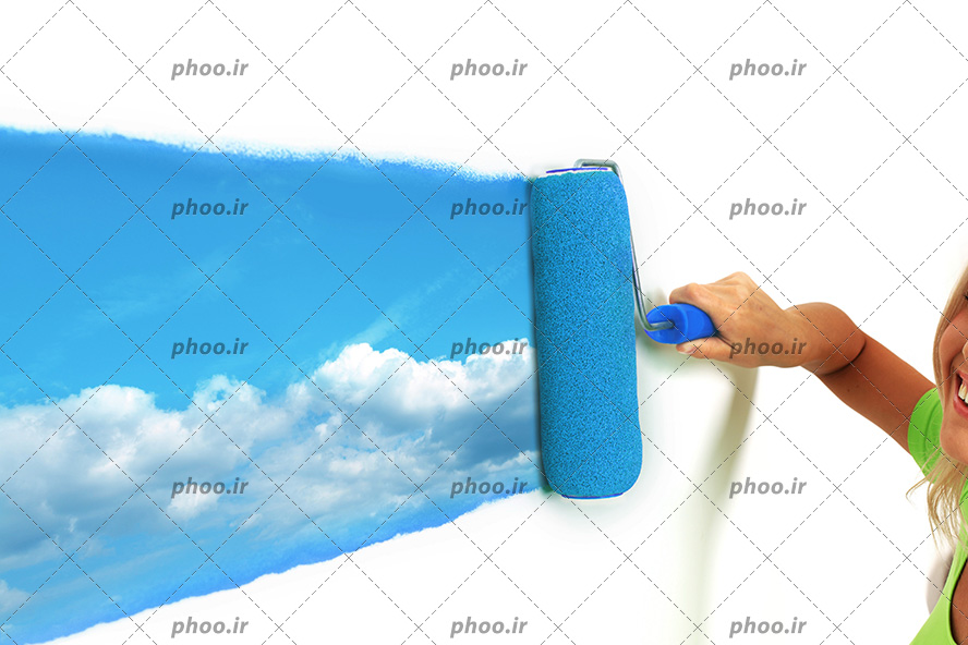 عکس با کیفیت کودک در حال کشیدن غلتک با رنگ آبی به روی دیوار و نمایان شدن آسمان آبی و ابری