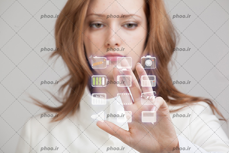 عکس با کیفیت زن زیبا در حال کار کردن با مانیتور شیشه ای و انتخاب آیتم