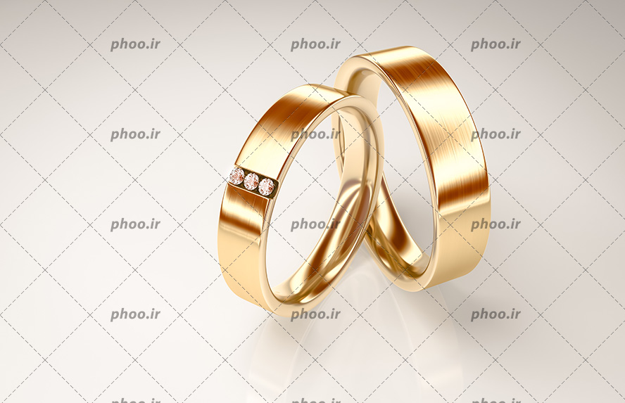 عکس با کیفیت دو حلقه طلایی با تزئین سه نگین کوچک