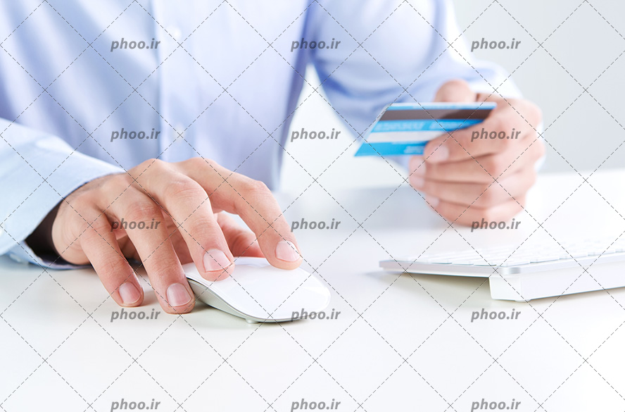 عکس با کیفیت مرد در حال وارد کردن شماره کارت به کمک لپ تاپ و خرید آنلاین