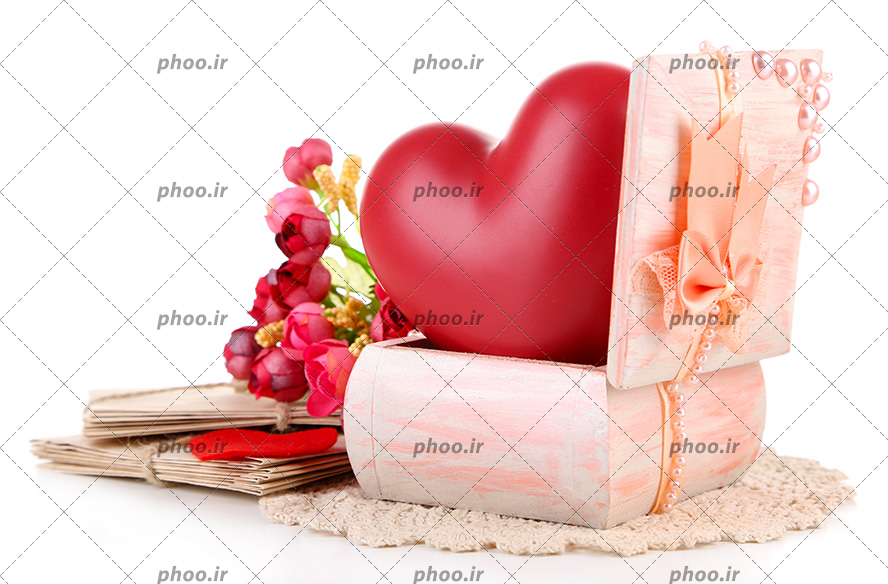 عکس با کیفیت قلب قرمز بزرگ داخل جعبه ی کوچک و دسته گل رز قرمز در کنار جعبه