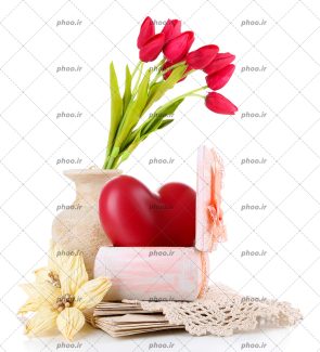 عکس با کیفیت گلدان زیبا با گل های لاله ی قرمز در کنار جعبه و قلب بزرگ قرمز داخل جعبه و دو گل زیبا در کنار گلدان