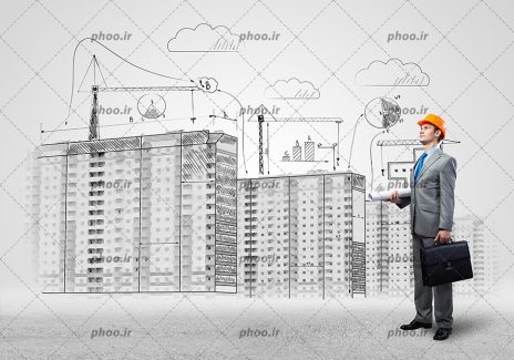 عکس با کیفیت مهندس ساختمان با کت و شلوار و کلاه ایمنی ایستاده در کنار اسکیس نقاشی چند ساختمان