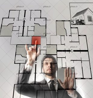 عکس با کیفیت مهندس ساختمان در حال چک کردن نقشه ساختمان در مانیتور شیشه ای