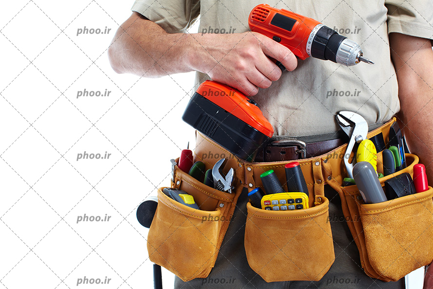 عکس با کیفیت مهندس تأسیسات مکانیکی و ابزار های تعمیرات داخل کیف کمری و دلر به دست
