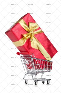 عکس با کیفیت کادو با ورق کادو قرمز و ربان طلایی داخل سبد چرخ دار خرید