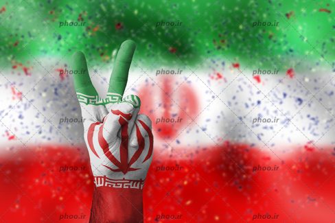عکس با کیفیت دست رنگ شده به شکل پرچم ایران و در حال نشان دادن علامت پیروزی و پس زمینه پرچم زیبای ایران