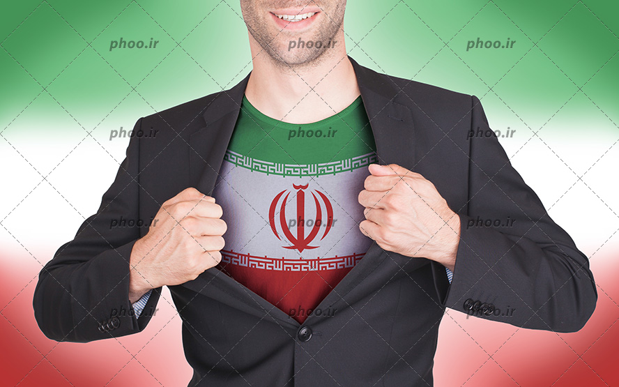 عکس با کیفیت مرد با لبخند زیبا و باز کردن کت خود و نشان دادن تیشرت با طرح پرچم ایران و پس زمینه پرچم ایران مات شده