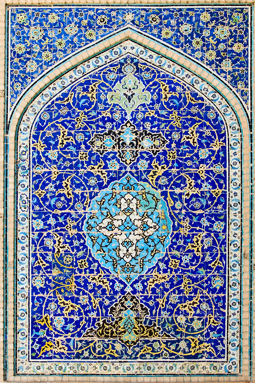 عکس با کیفیت دیوار محراب تزئین شده با خط ها اسلیمی و گل های زیبا و پس زمینه به رنگ آبی لاجوردی