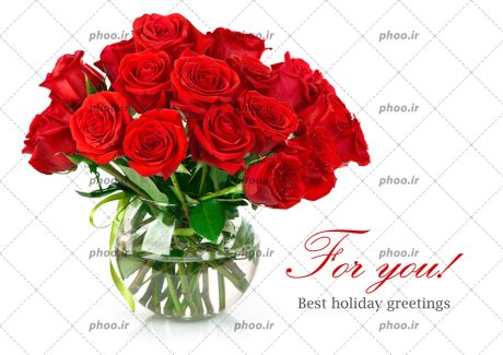 عکس با کیفیت شاخه های رز قرمز داخل گلدان شیشه ای زیبا