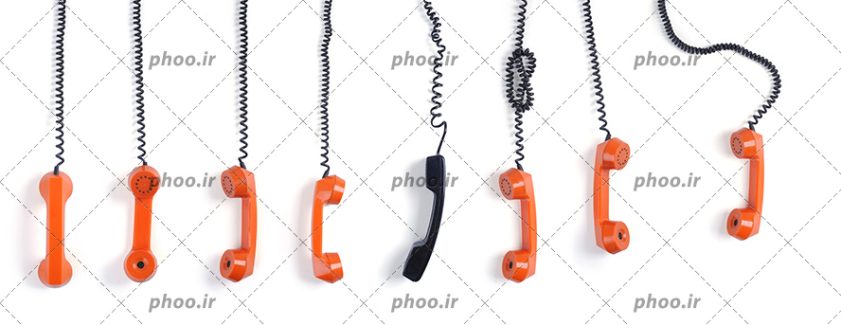 عکس با کیفیت گوشی های تلفن به رنگ نارنجی و مشکی آویزان شده بر روی دیوار