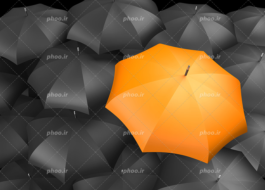 عکس با کیفیت چتر نارنجی در لا به لای چتر های مشکی