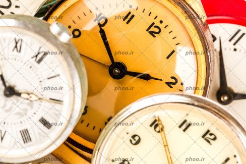عکس با کیفیت چند ساعت جیبی قدیمی در کنار یکدیگر از نمای نزدیک