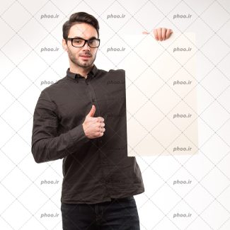 عکس با کیفیت برگه ی سفید در دست مرد و مرد در حال نشان دادن علامت لایک با دست خود