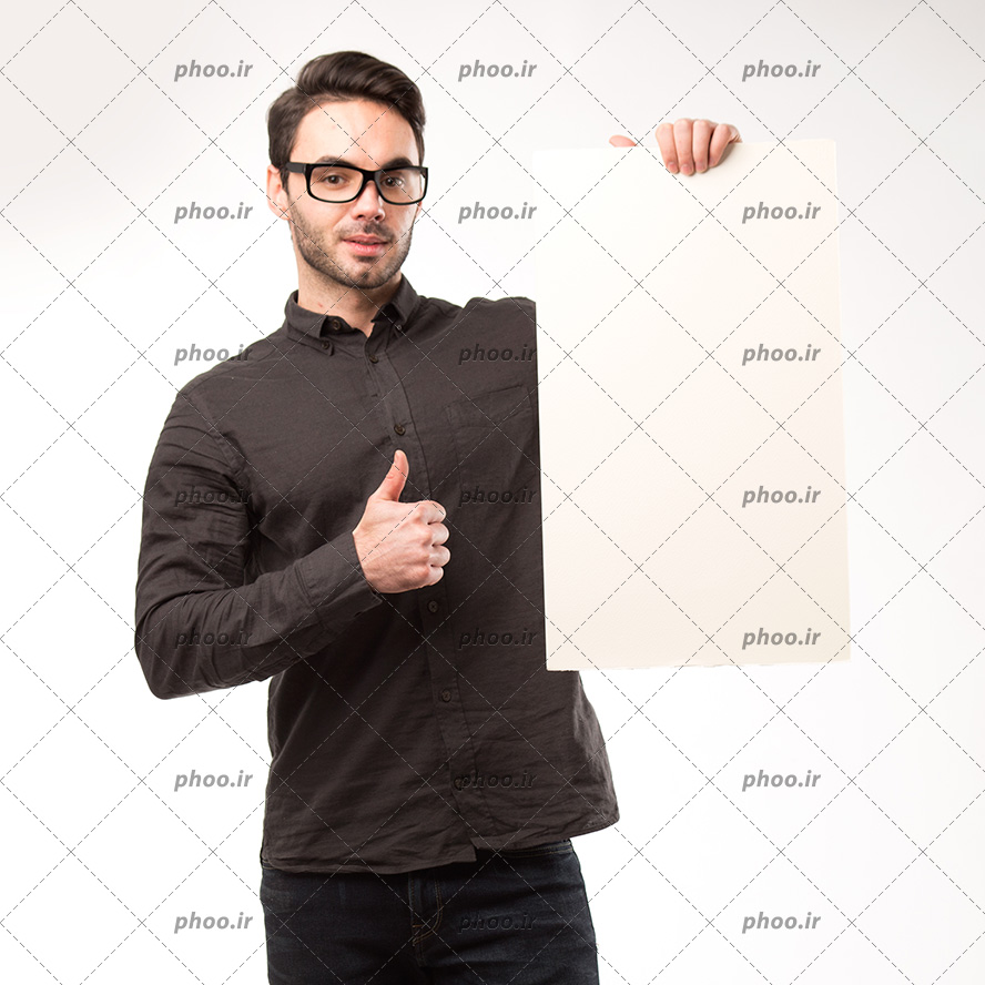 عکس با کیفیت برگه ی سفید در دست مرد و مرد در حال نشان دادن علامت لایک با دست خود