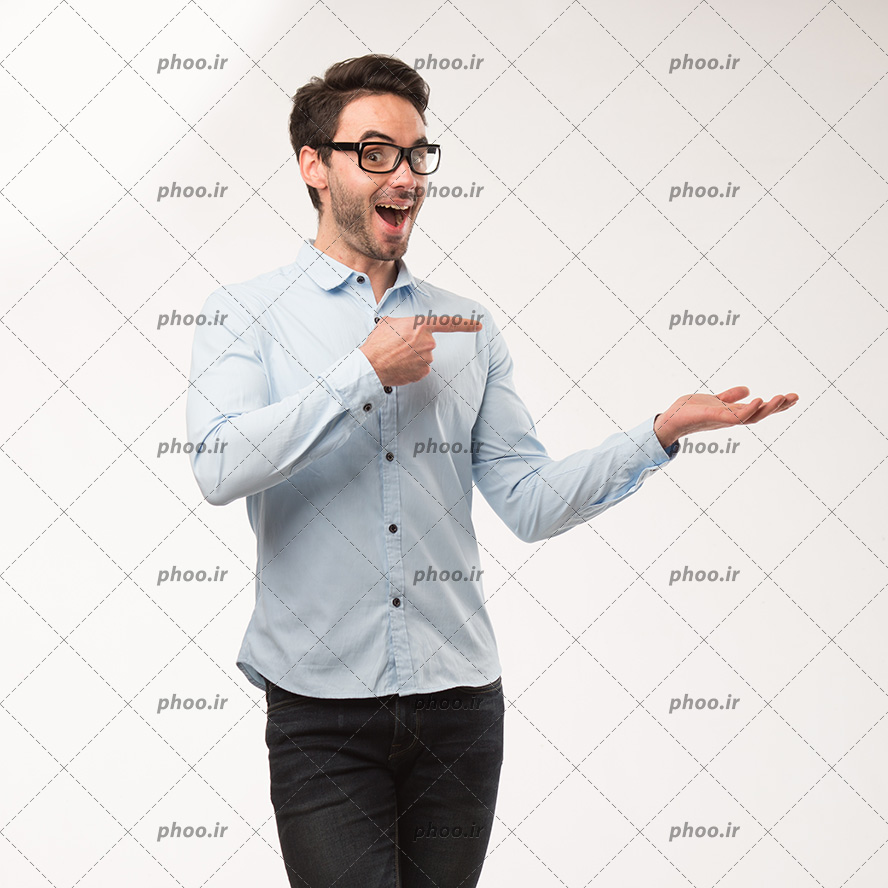 عکس با کیفیت مرد با چهره ی خوشحال و متعجب در حال اشاره به کف دست خود
