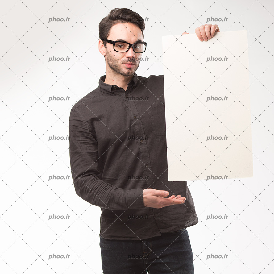 عکس با کیفیت کاغذ سفید بزرگ در دست و در حال اشاره به کاغذ