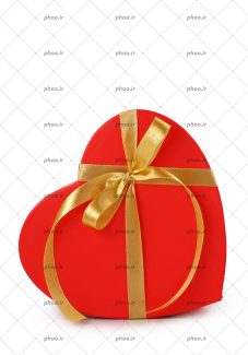 عکس با کیفیت جعبه ی قرمز به شکل قلب با ربان طلایی