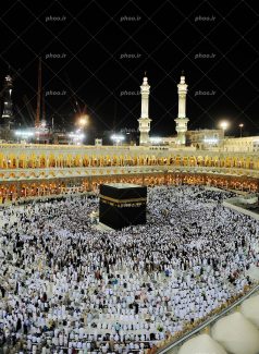 عکس با کیفیت آسمان تاریک مکه و مردم در حال زیارت و طواف کعبه