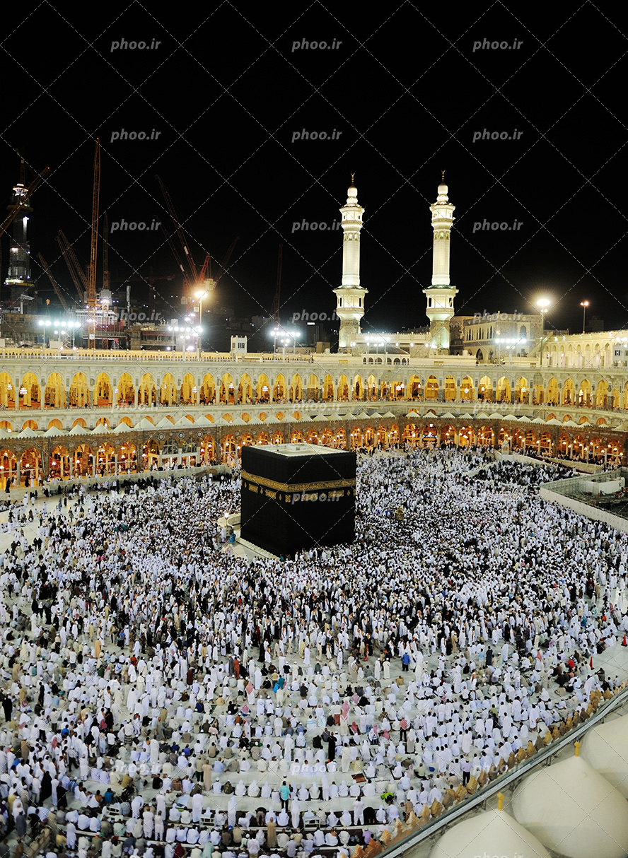 عکس با کیفیت آسمان تاریک مکه و مردم در حال زیارت و طواف کعبه